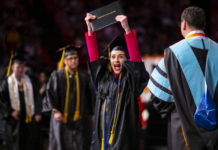 Padres mexicanos podrán asistir a las graduaciones de UTEP