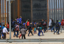 DPS acusa a cientos de migrantes por disturbios al cruzar la frontera por El Paso: Un juez desecha los cargos