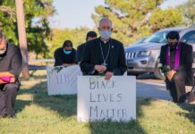 GALERÍA: Con la frase de “no puedo respirar” obispo católico recuerda a George Floyd